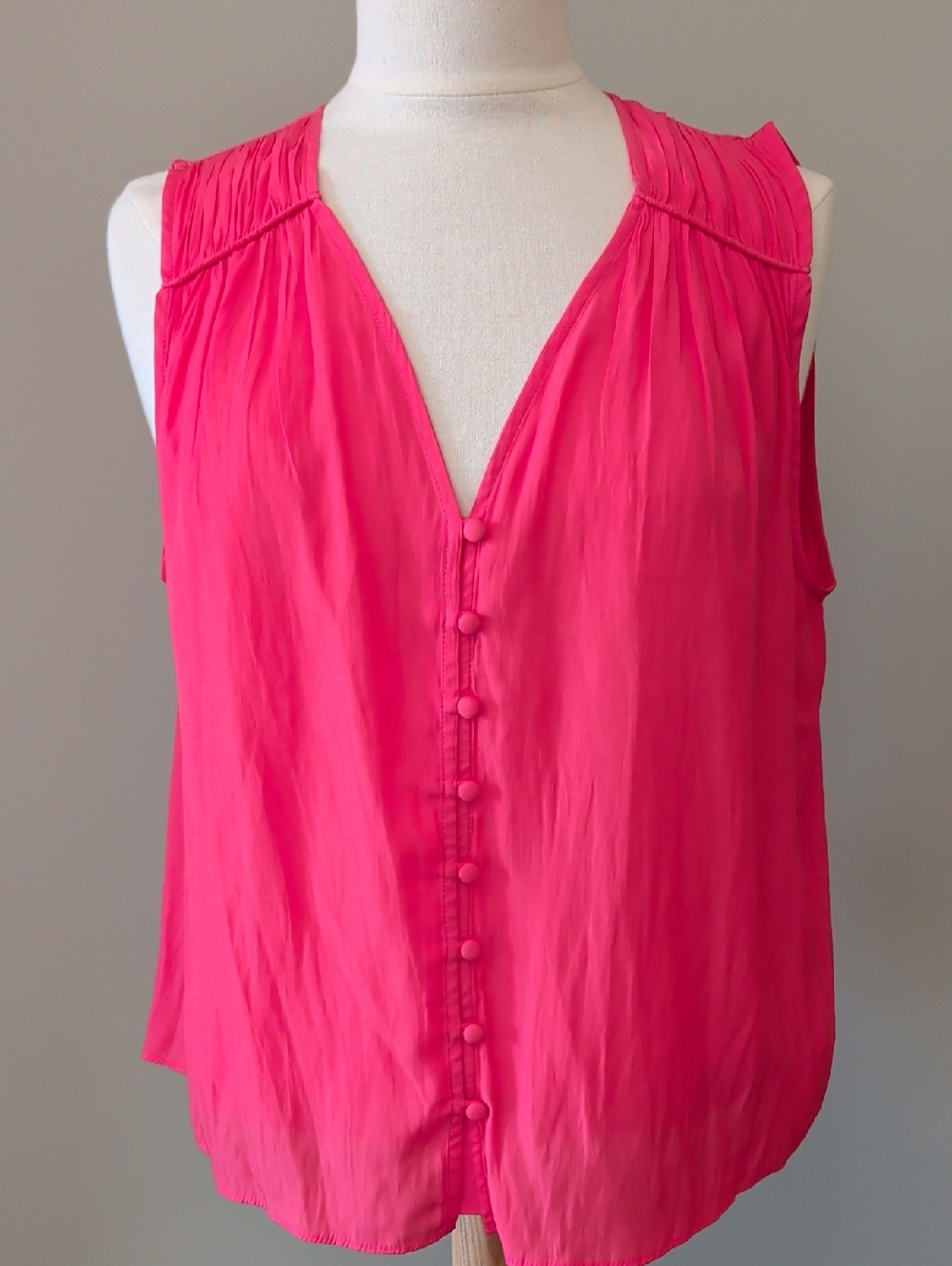 Evereve CORAL Sleeveless V-Neck Button-Front Blouse. Size Large